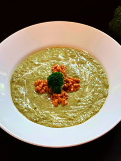 A picture of Broccoli & Walnut soup.