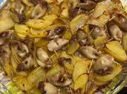 Una foto di calamari al forno ripieno