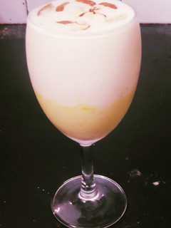 डालगोना केसर बादाम लस्सी(dalgona kesar badam lassi recipe in Hindi) रेसिपी मुख्य फोटो