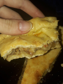 Una foto de Tarta de cebolla y queso con masa casera súper rica👌