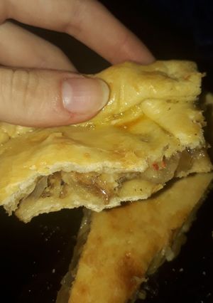Una foto de Tarta de cebolla y queso con masa casera súper rica👌