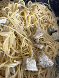 Una foto de Spaghettis de huevo al pesto