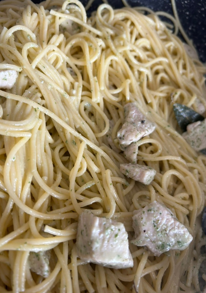 Una foto de Spaghettis de huevo al pesto