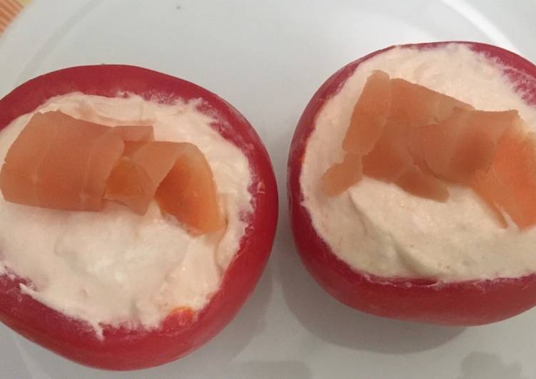 Pomodori ripieni con mousse di salmone affumicato