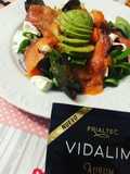 Ensalada de brotes variados salmón queso de Cabra y aderezo VIDALIM