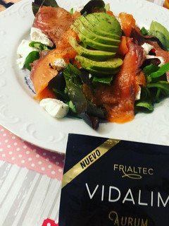 Una foto de Ensalada de brotes variados salmón queso de Cabra y aderezo VIDALIM