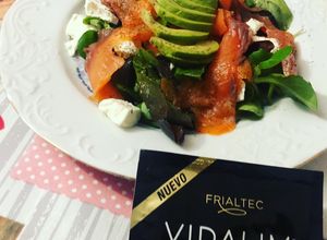 Una foto de Ensalada de brotes variados salmón queso de Cabra y aderezo VIDALIM