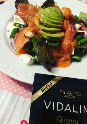 Una foto de Ensalada de brotes variados salmón queso de Cabra y aderezo VIDALIM