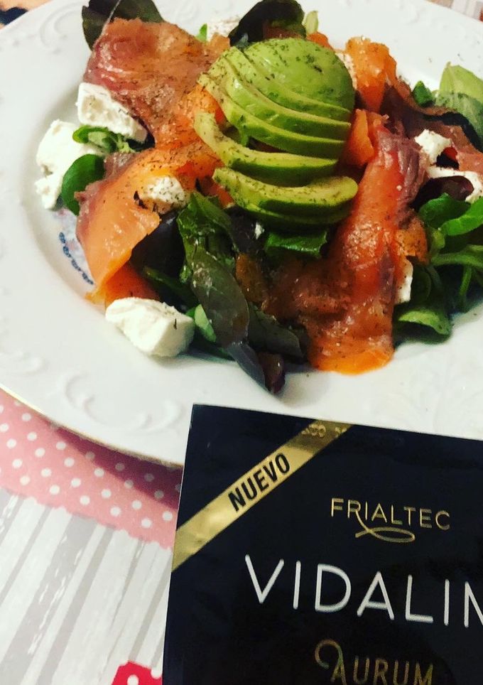 Una foto de Ensalada de brotes variados salmón queso de Cabra y aderezo VIDALIM