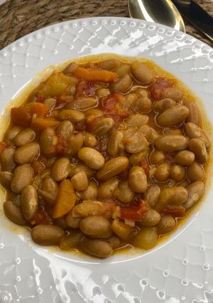 Una foto de Alubias blancas con verduras