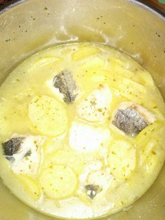 Una foto de Patatas en salsa verde con merluza