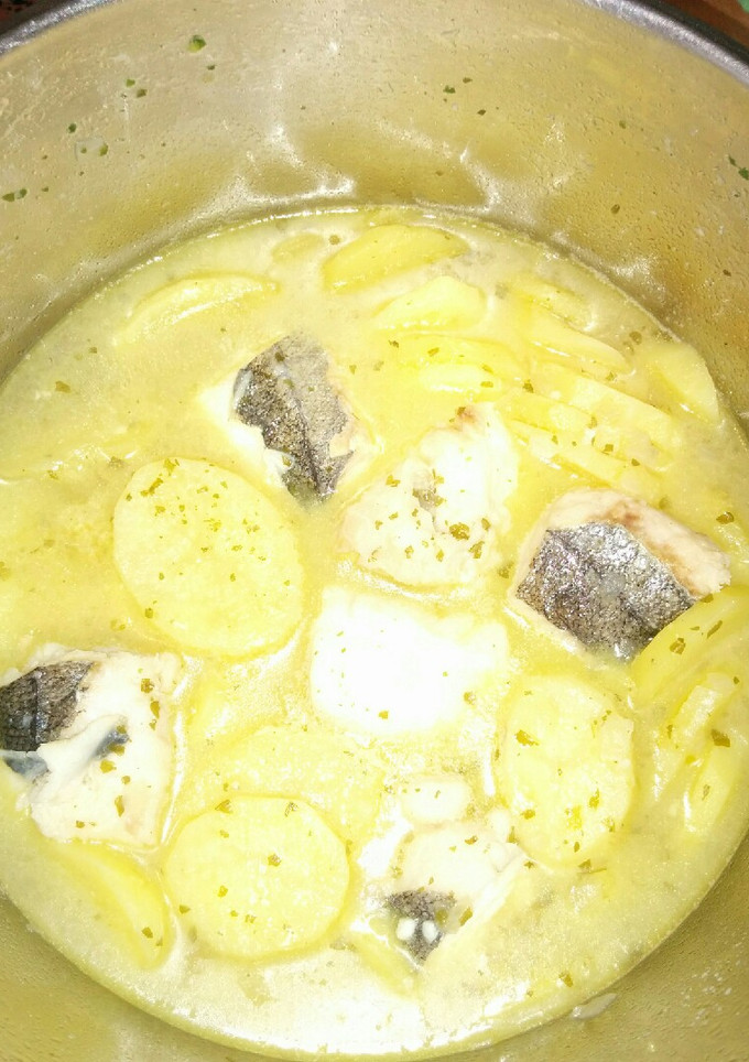 Una foto de Patatas en salsa verde con merluza