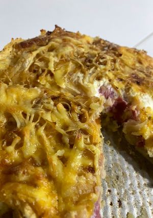 Una foto de Tarta de papa, cebolla, salame y queso