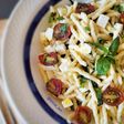 Ensalada de pasta trofie estilo caprese