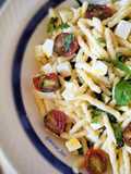 Ensalada de pasta trofie estilo caprese