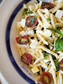 Una foto de Ensalada de pasta trofie estilo caprese