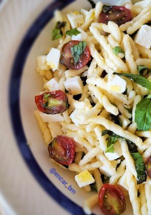 Una foto de Ensalada de pasta trofie estilo caprese