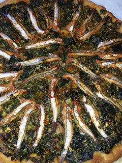 Una foto de Coca de perejil con boquerones
