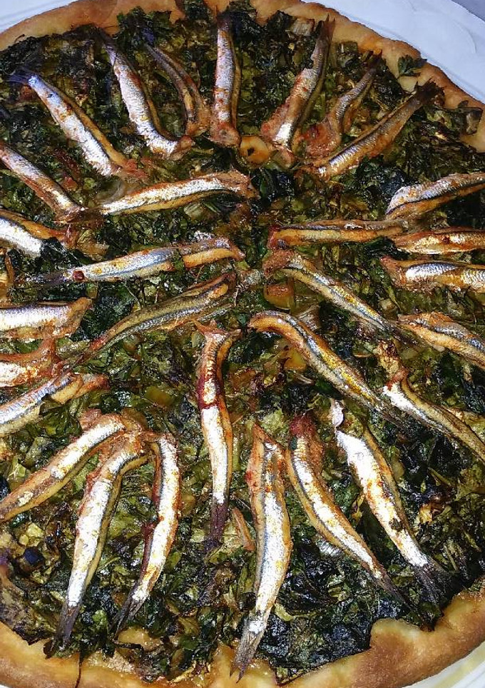Una foto de Coca de perejil con boquerones
