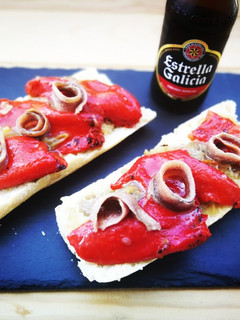 Una foto de Tostada con berenjena y pimiento asado