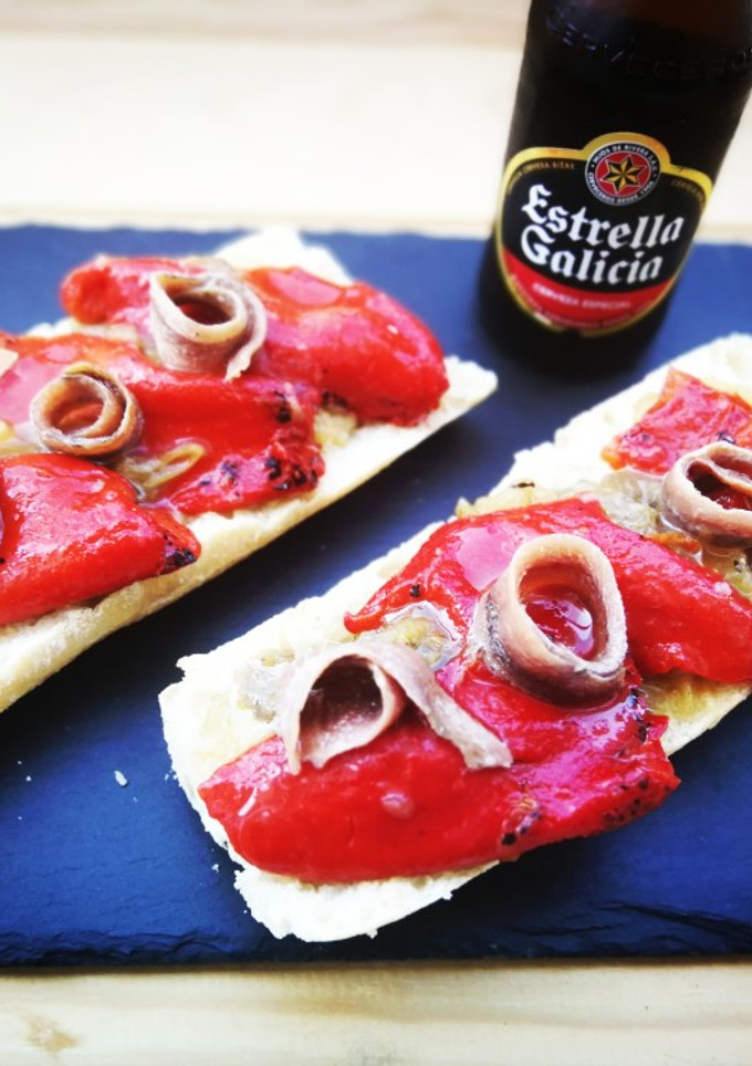Una foto de Tostada con berenjena y pimiento asado