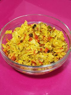 Una foto de Col rizada con pimiento, cebolla y champiñón