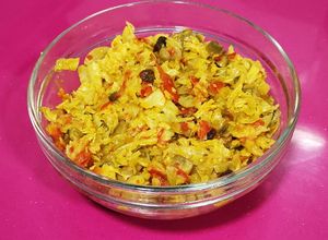 Foto principal de Col rizada con pimiento, cebolla y champiñón