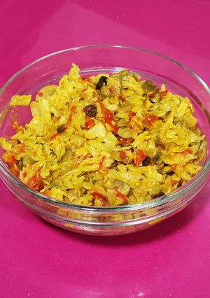 Una foto de Col rizada con pimiento, cebolla y champiñón