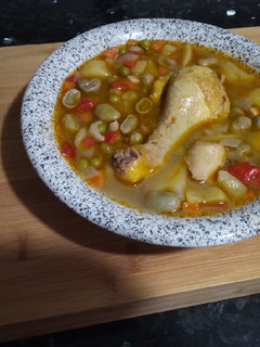 Una foto de Guiso de Habas Baby con Muslitos de Pollo