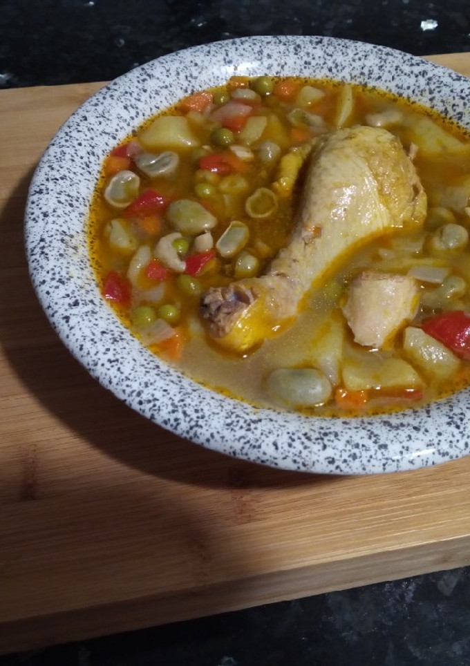 Una foto de Guiso de Habas Baby con Muslitos de Pollo