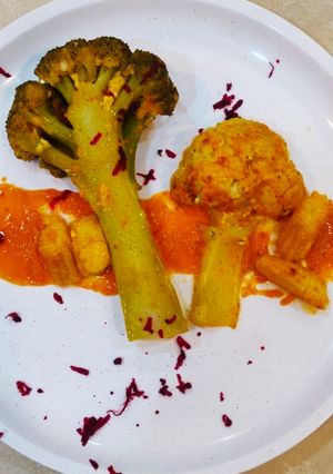 स्टीम ब्रोकली गोभी विद टोमेटो गार्लिक चटनी रेसिपी मुख्य फोटो