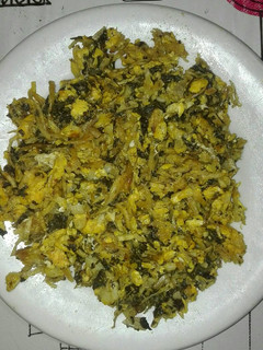 Una foto de Bacalao dorado con espinacas
