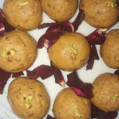 बेसन के लड्डू(besan ke laddu recipe in hindi) রেসিপির প্রধান ছবি