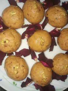 बेसन के लड्डू(besan ke laddu recipe in hindi) रेसिपी मुख्य फोटो