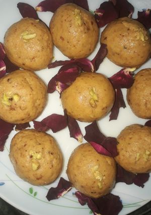 बेसन के लड्डू(besan ke laddu recipe in hindi) रेसिपी मुख्य फोटो