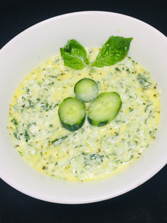 Una foto de Salsa tzatziki Griega de Yogurt y Pepino 🥒🥒🧄🌿🌿