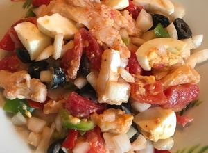 Una foto de Esqueixada o ensalada de bacalao