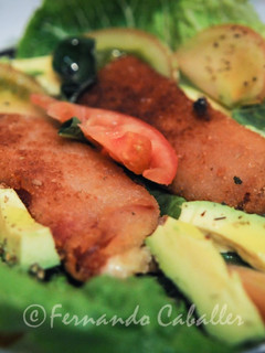 Una foto de Cordon blue, con ensalada