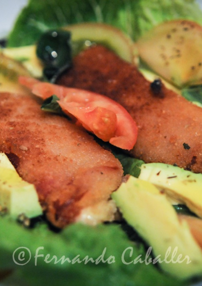 Una foto de Cordon blue, con ensalada