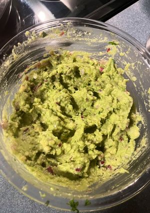 A picture of Chipotle copycat guacamole.