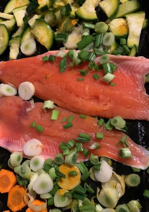 Una foto de Trucha al horno con verduras