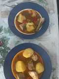 Marmitako de bonito en olla de hierro