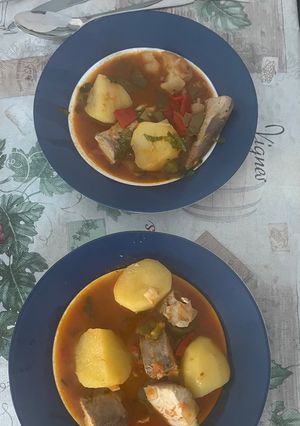 Una foto de Marmitako de bonito en olla de hierro