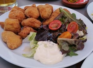 Foto principal de Cazón en adobo (Thermomix) con ensalada de uvas