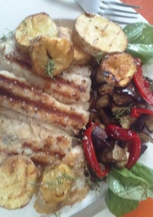 Una foto de Brótola con berenjenas asadas y papas a la plancha