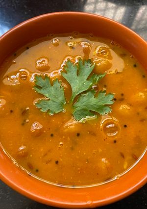 ખાટી-મીઠી શીંગદાણા વાળી ગુજરાતી દાળ (Khati Mithi Shingdana Gujarati Dal Recipe In Gujarati) રેસીપી મુખ્ય ફોટો