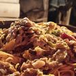 Fideos chinos con setas, aguacate y dátiles