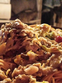 Una foto de Fideos chinos con setas, aguacate y dátiles