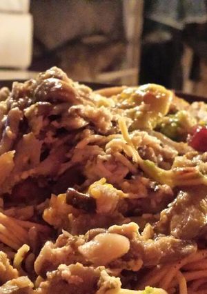 Foto principal de Fideos chinos con setas, aguacate y dátiles