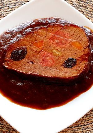Una foto de Cuete de res mechado en salsa de tamarindo